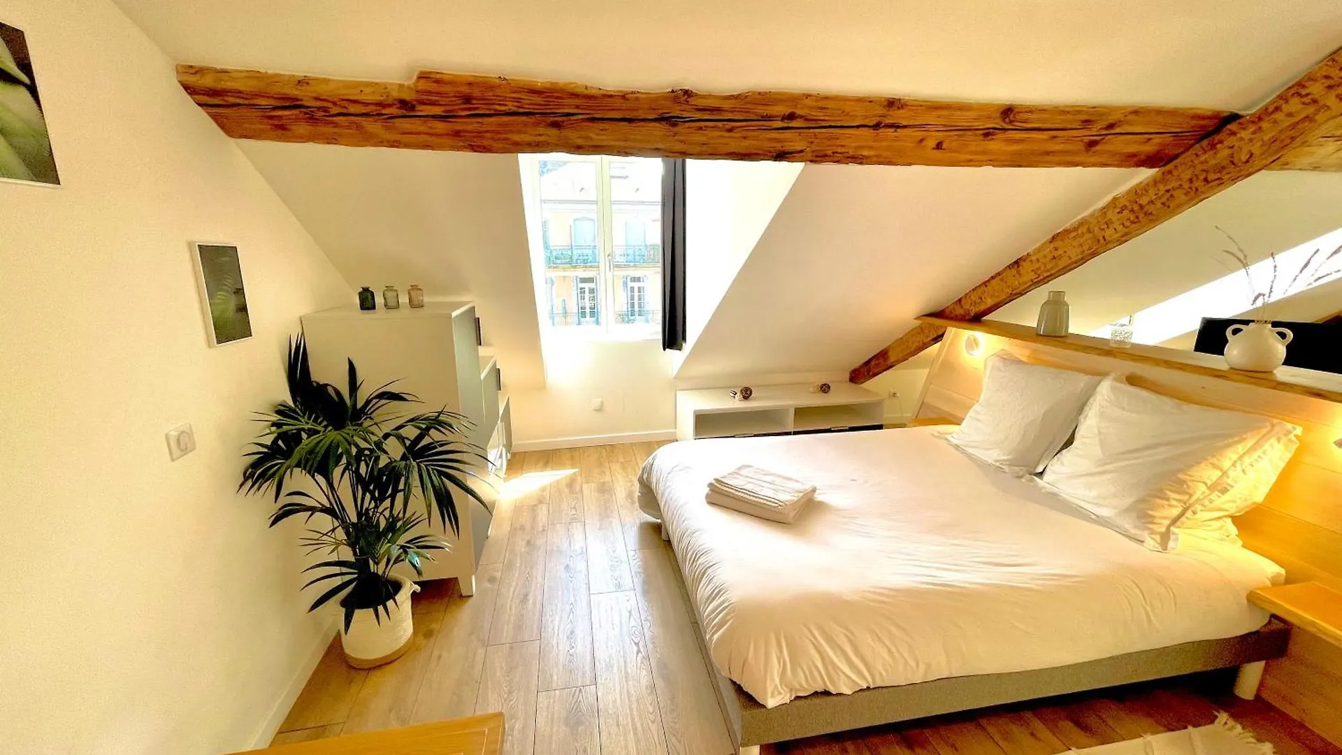 Appartamento Nid Douillet Sous Les Toits Avec Jacuzzi Bagnères-de-Bigorre 0*,  Francia
