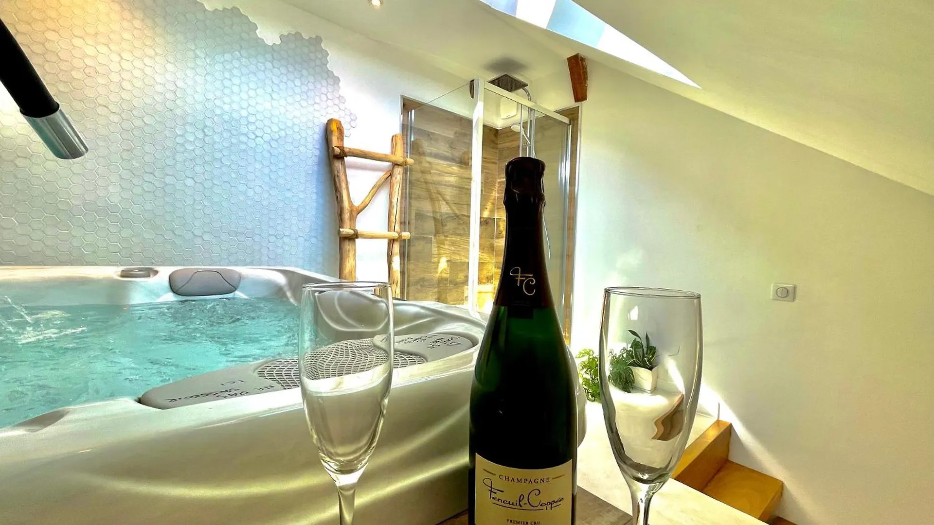Appartamento Nid Douillet Sous Les Toits Avec Jacuzzi Bagnères-de-Bigorre Francia